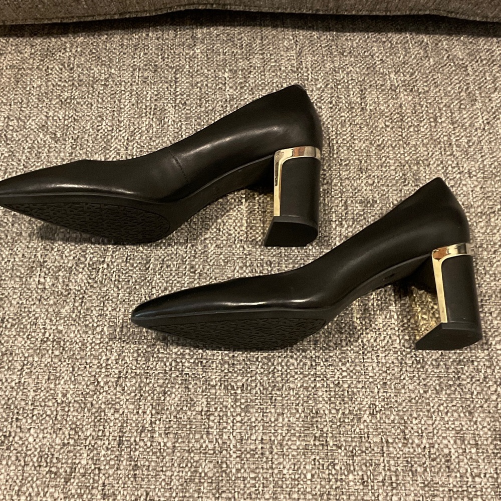 DKNY Women’s Black Leather Block Heels Size 7 Silver Logo on Heels - Picture 4 of 11